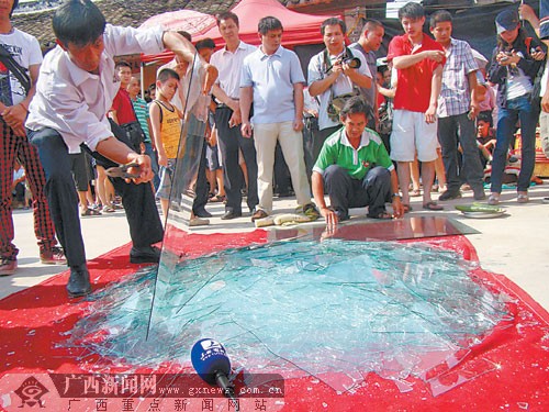 男子参加中国达人秀被指作假千人见证赤脚跳玻璃